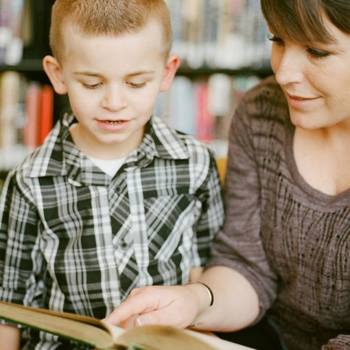Eine Lesepatenschaft zwischen Lesepate und Lesescout trägt zur Leseförderung bei und bietet für beide Vorteile! Bildquelle: Unsplash.